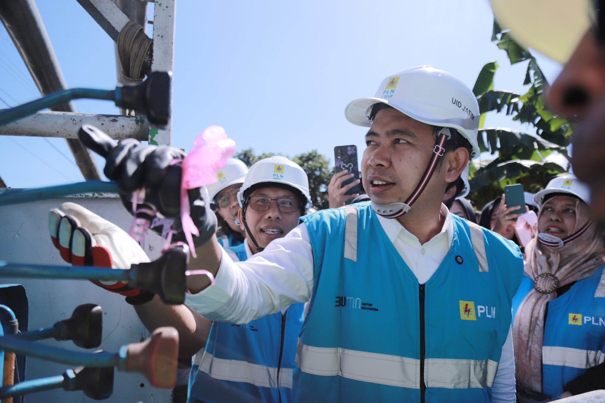 Bandealet Jember Teraliri Listrik, Fawait: Membangun Jember Tak Bisa Sendirian, Tetapi Harus Bersama-Sama.