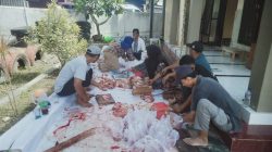 Pererat Hubungan Dengan Masyarakat Polsek Puger Jember Bagikan Daging 2 Ekor Hewan Qurban