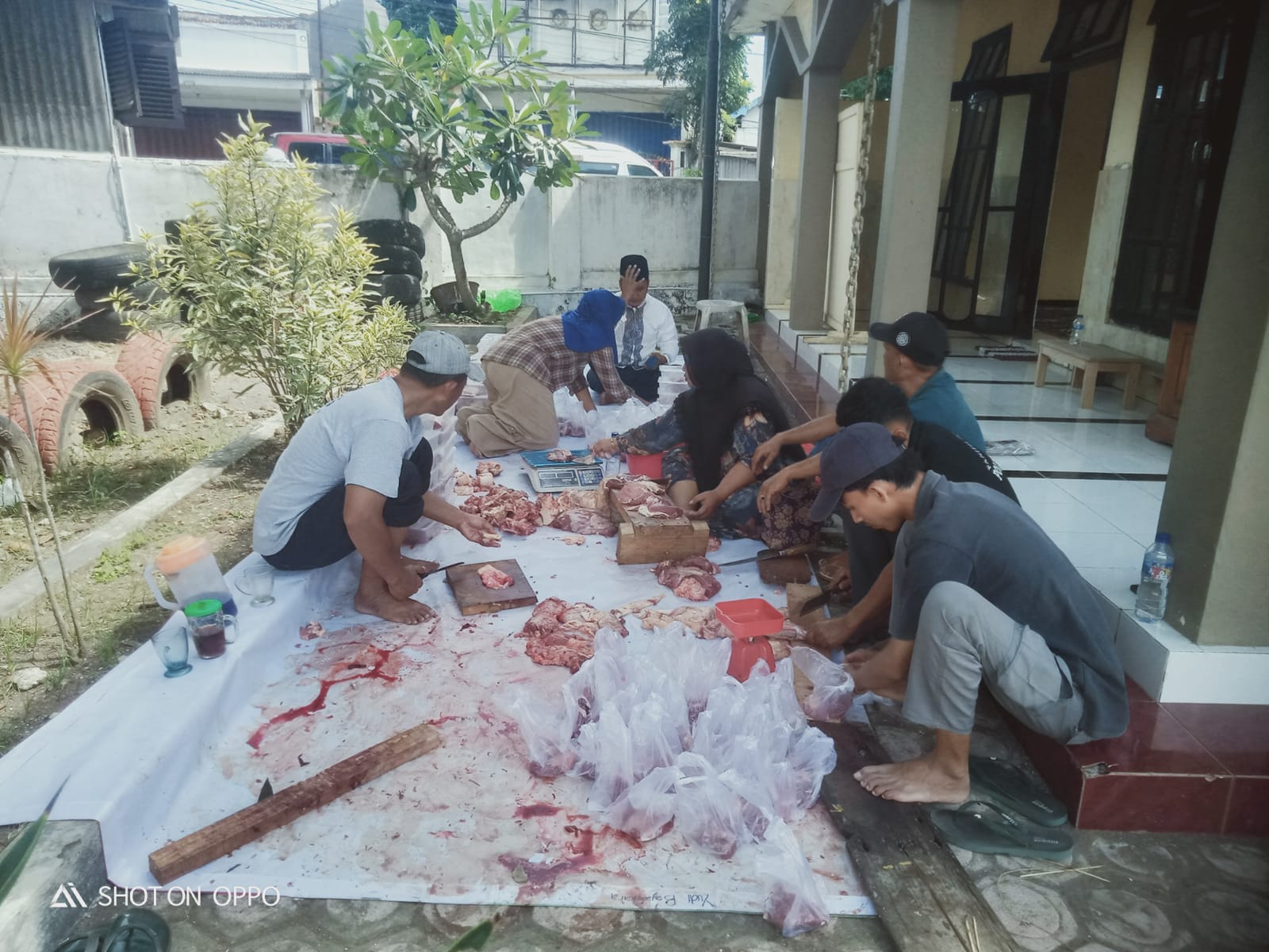 Pererat Hubungan Dengan Masyarakat Polsek Puger Jember Bagikan Daging 2 Ekor Hewan Qurban