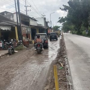 Pasca di Kunjungi Gubernur Jatim, Sebagian Perbaikan Jalan di Puger Jember Becek Pasca di Kunjungi Gubernur Jatim, Sebagian Perbaikan Jalan di Puger Jember Becek