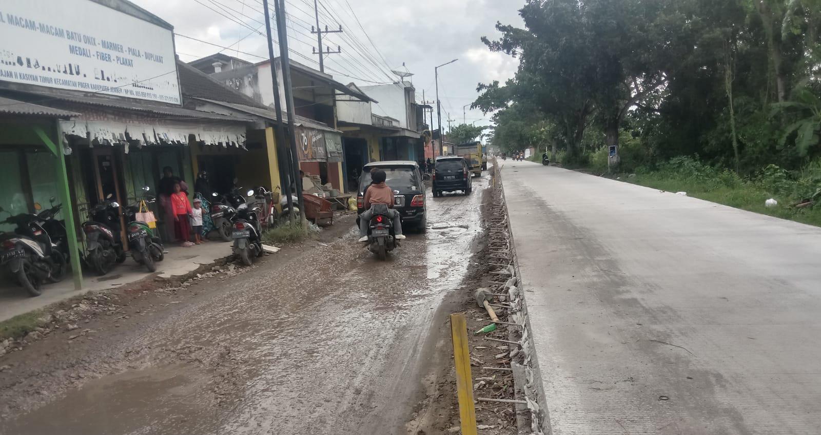 Pasca di Kunjungi Gubernur Jatim, Sebagian Perbaikan Jalan di Puger Jember Becek