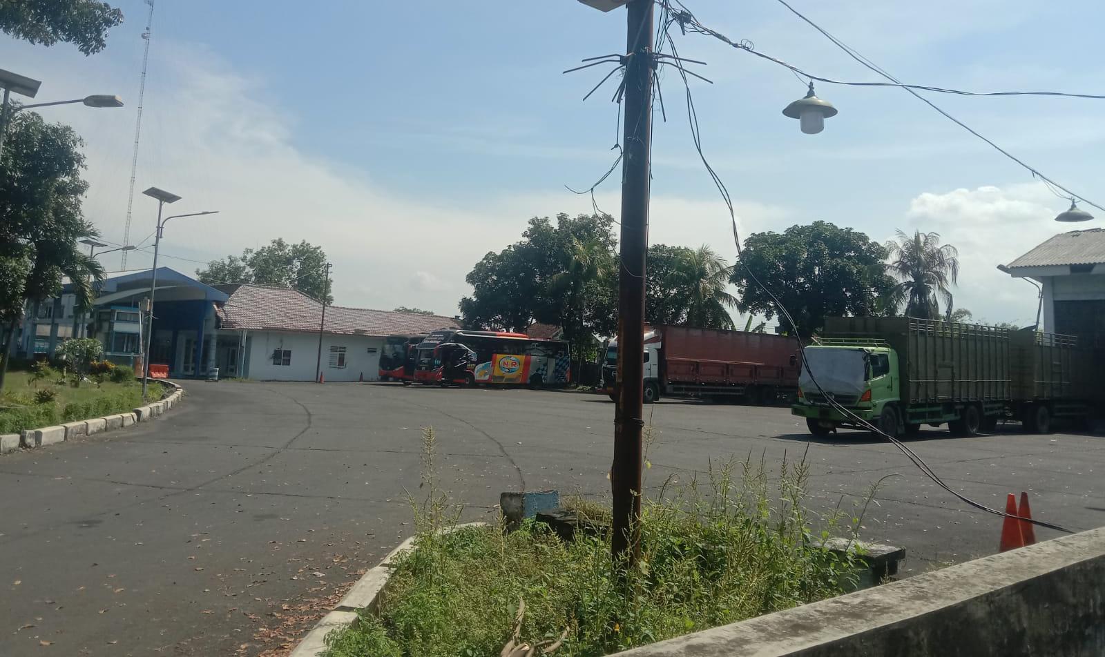 Lahan Alat Timbang Milik Kemenhub RI di Jember Sekarang Jadi Tempat Parkir Mobil