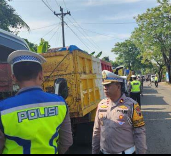 Plat Merah di Jember di Duga Banyak Tak Uji Kir, Pemerintah Ubek-ubek Masyarakat Tertib Berlalu Lintas dan Bayar Pajak