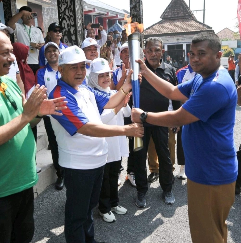 Masyarakat Lawang Sambut Meriah Kirap Obor Api Porprov lX