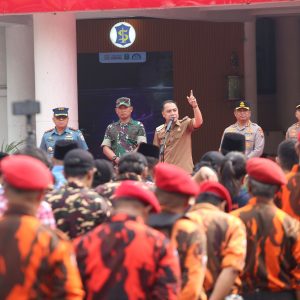 Sidak 800 Tempat Usaha, Wali Kota Eri Pimpin Pemberantasan Jukir Liar Sidak 800 Tempat Usaha, Wali Kota Eri Pimpin Pemberantasan Jukir Liar
