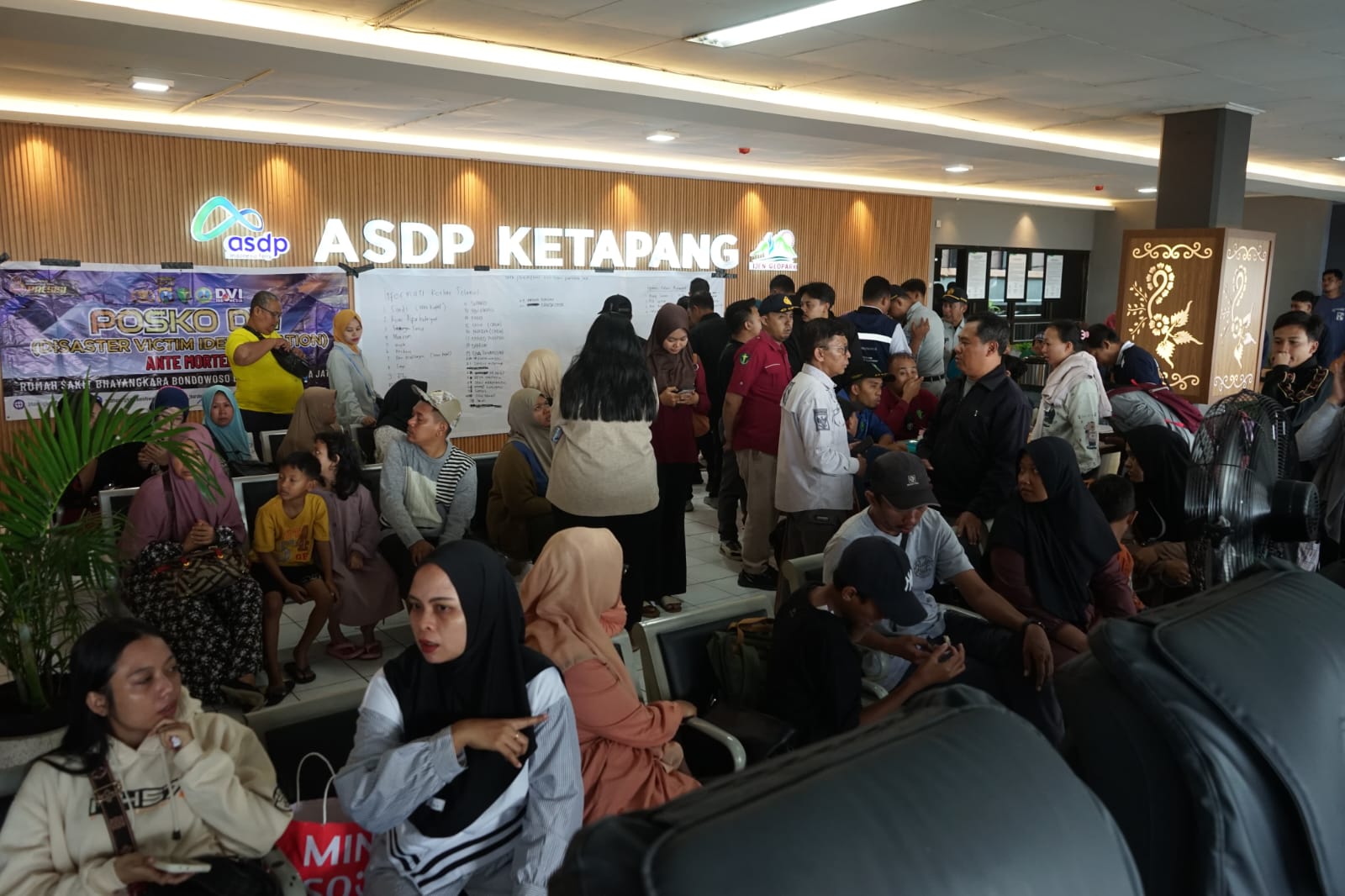 KMP Tunu Pratama Jaya Tenggelam, Bupati Ipuk Kerahkan Fasilitas Bantu Evakuasi dan Tindakan Medis
