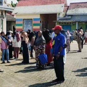 Kades Pecoro Jember dan Warganya Kepung SMA Rambipuji