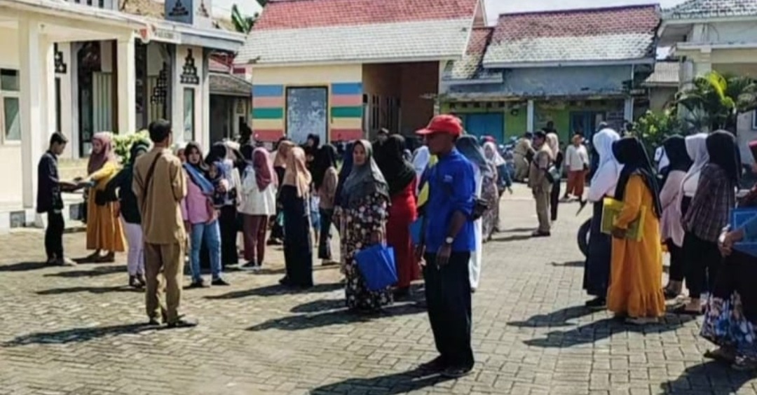 Kades Pecoro Jember dan Warganya Kepung SMA Rambipuji