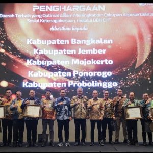 DBHCHT 2025, Jember Raih Penghargaan Terbaik Kedua Dalam Optimalisasi Cakupan Kepesertaan Jaminan Sosial Ketenagakerjaan se-Jatim DBHCHT 2025, Jember Raih Penghargaan Terbaik Kedua Dalam Optimalisasi Cakupan Kepesertaan Jaminan Sosial Ketenagakerjaan se-Jatim