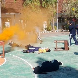 PMR SMPN 10 Jember Simulasi Pertolongan Pertama Saat Kebakaran Sekolah PMR SMPN 10 Jember Simulasi Pertolongan Pertama Saat Kebakaran Sekolah