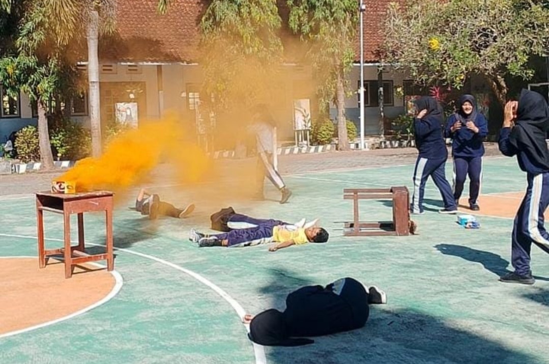 PMR SMPN 10 Jember Simulasi Pertolongan Pertama Saat Kebakaran Sekolah