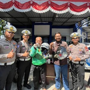 Operasi Patuh Semeru Satlantas Polres Magetan Bagikan Helm Berstandar SNI