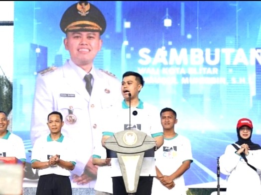 Gerakan Masyarakat Sehat, Ribuan Warga Kota Blitar Antusias Jalan Sehat Bareng Mas Ibbin