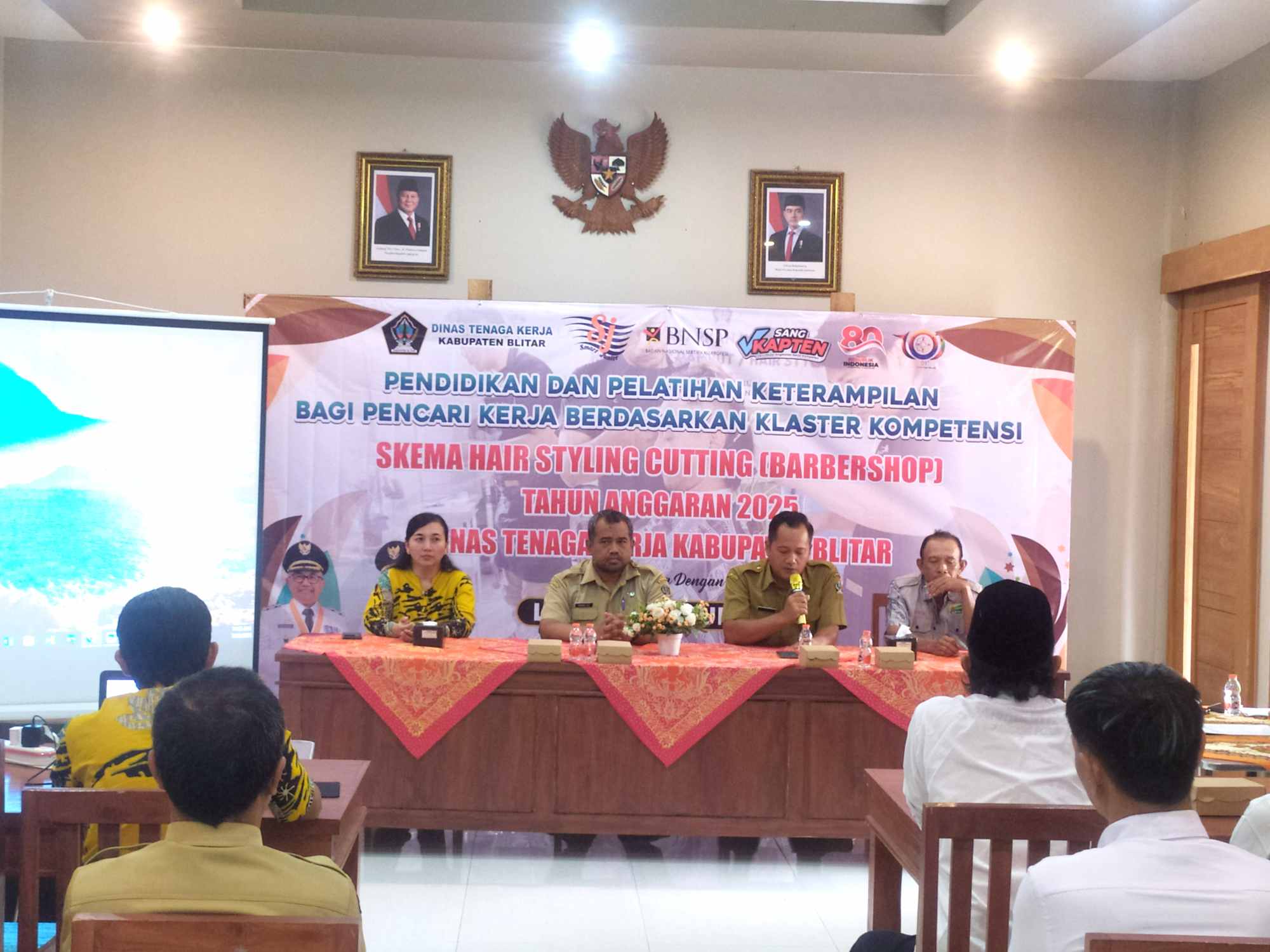 Tingkatkan Ketrampilan Pencaker, Disnaker Kabupaten Blitar Gelar Pelatihan Barbershop