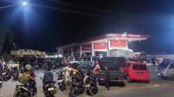 Warga Antri BBM, N.Fatoni Anggota Polres Jember Terenyuh