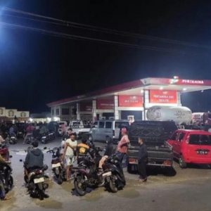 Warga Antri BBM, N.Fatoni Anggota Polres Jember Terenyuh Warga Antri BBM, N.Fatoni Anggota Polres Jember Terenyuh