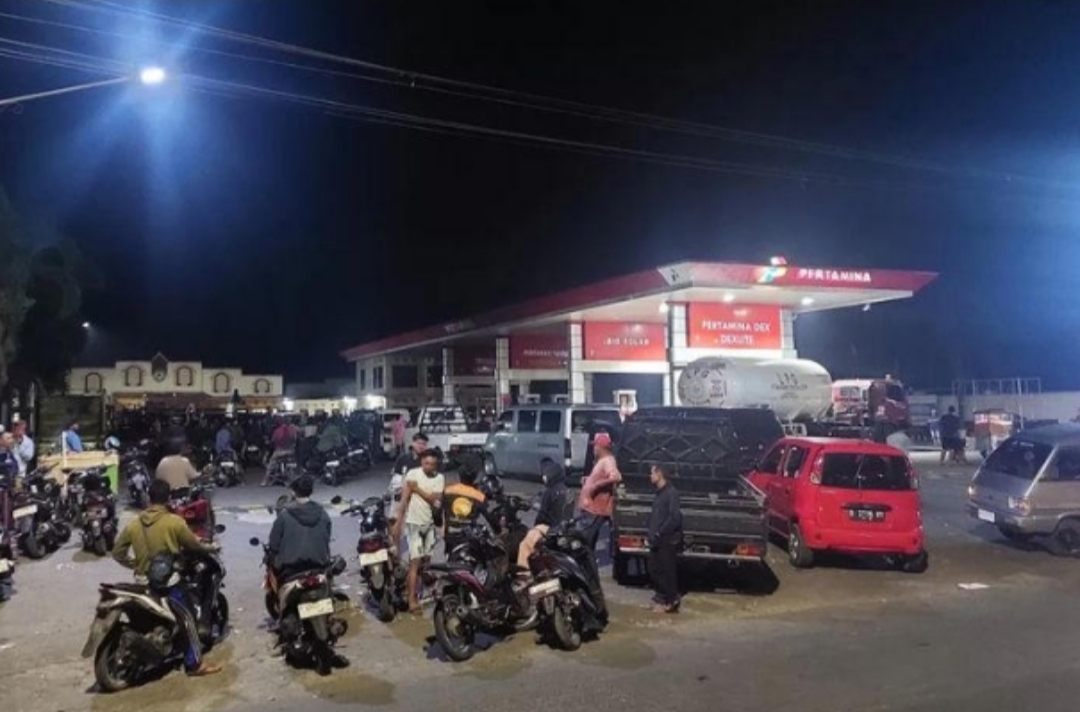 Warga Antri BBM, N.Fatoni Anggota Polres Jember Terenyuh