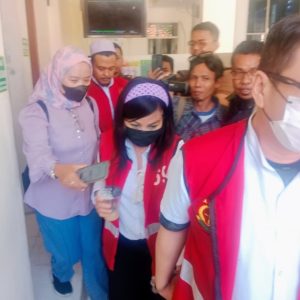 Pasutri Handy dan Tjan Hwan Diadili di PN Surabaya, Didakwa Rusak Dua Mobil