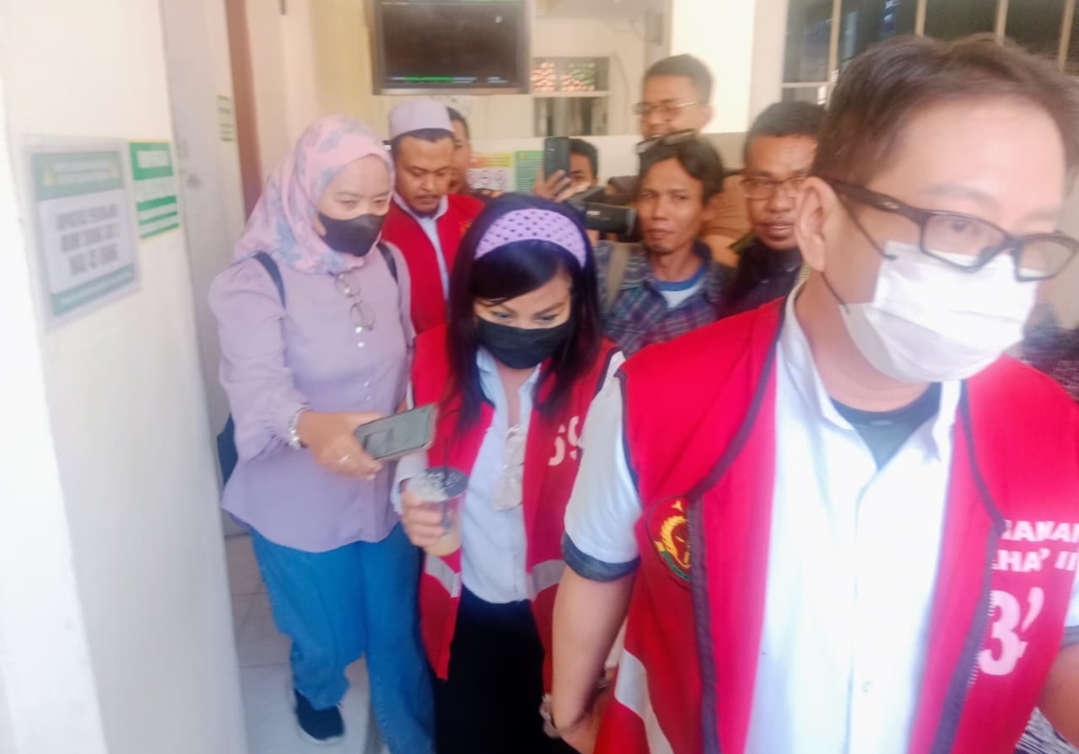Pasutri Handy dan Tjan Hwan Diadili di PN Surabaya, Didakwa Rusak Dua Mobil