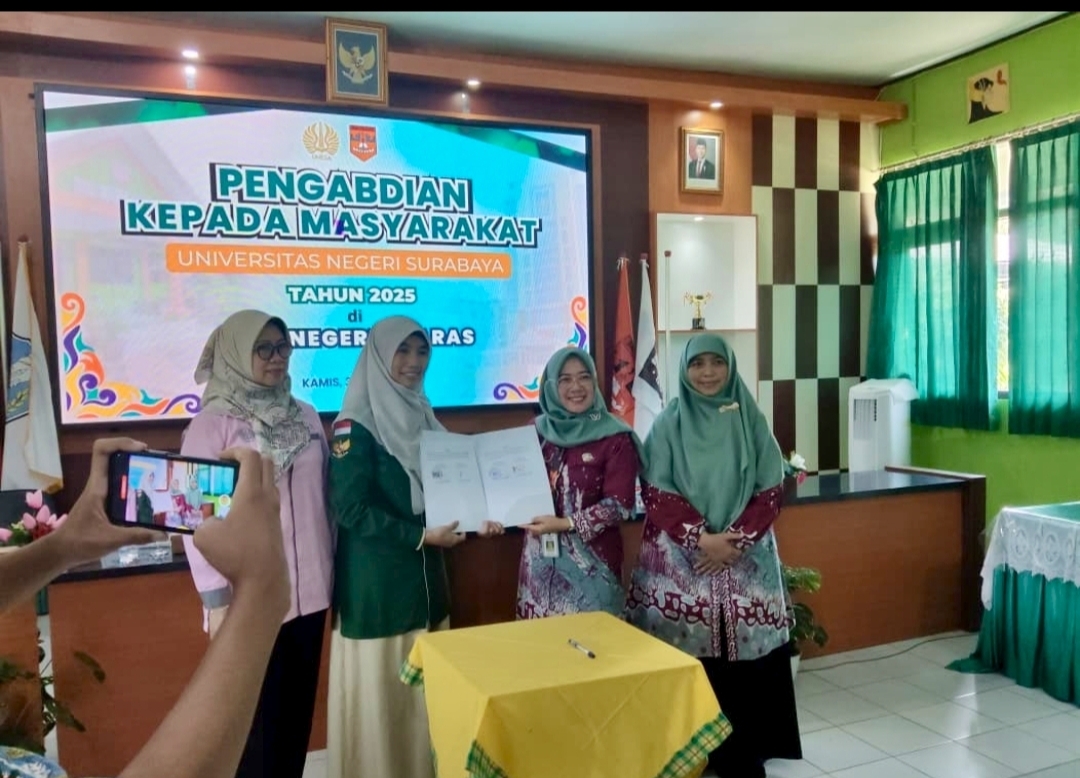 Tim Pengabdian Masyarakat Unesa Beri Pendampingan Pada SMAN 1 Karas