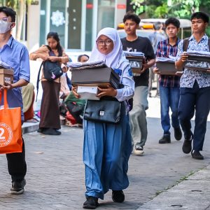 Pelajar SMA/SMK/MA se-Surabaya dapat Perlengkapan Sekolah Gratis