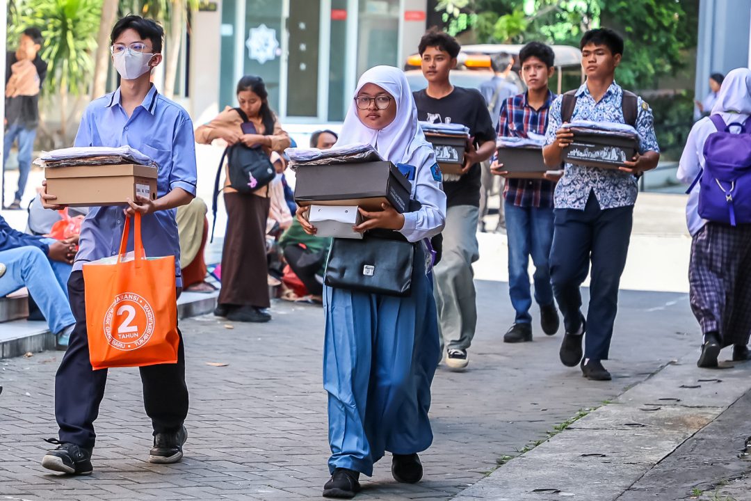 Pelajar SMA/SMK/MA se-Surabaya dapat Perlengkapan Sekolah Gratis