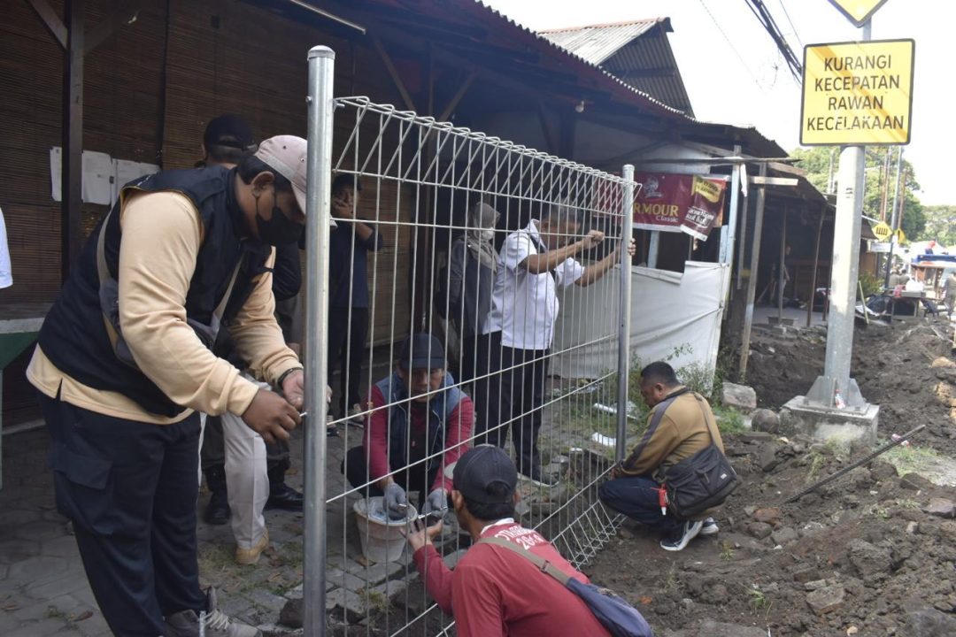 Menempati Tanah Aset, Puluhan Bangli di Ketintang Permai Ditertibkan