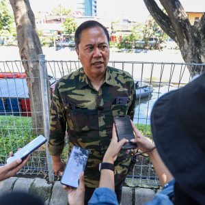 Kesadaran Buang Sampah Masih Kurang, DLH Surabaya Rutin Bersihkan Sungai