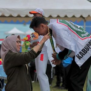 Michael Joel Persembahkan Emas untuk Lumajang di Lari 800 Meter Putra, Diganjar Bonus Langsung oleh Bupati