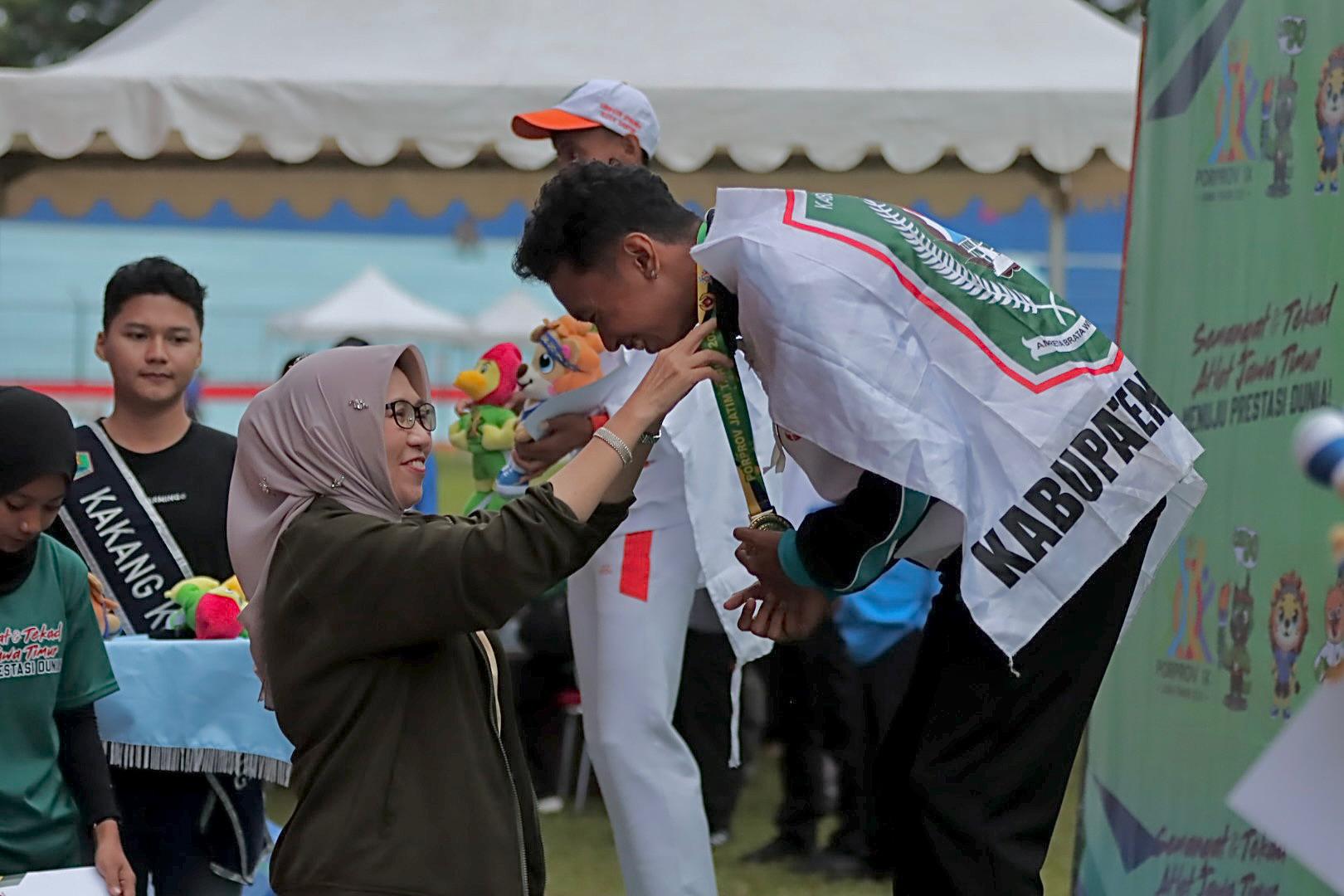 Michael Joel Persembahkan Emas untuk Lumajang di Lari 800 Meter Putra, Diganjar Bonus Langsung oleh Bupati