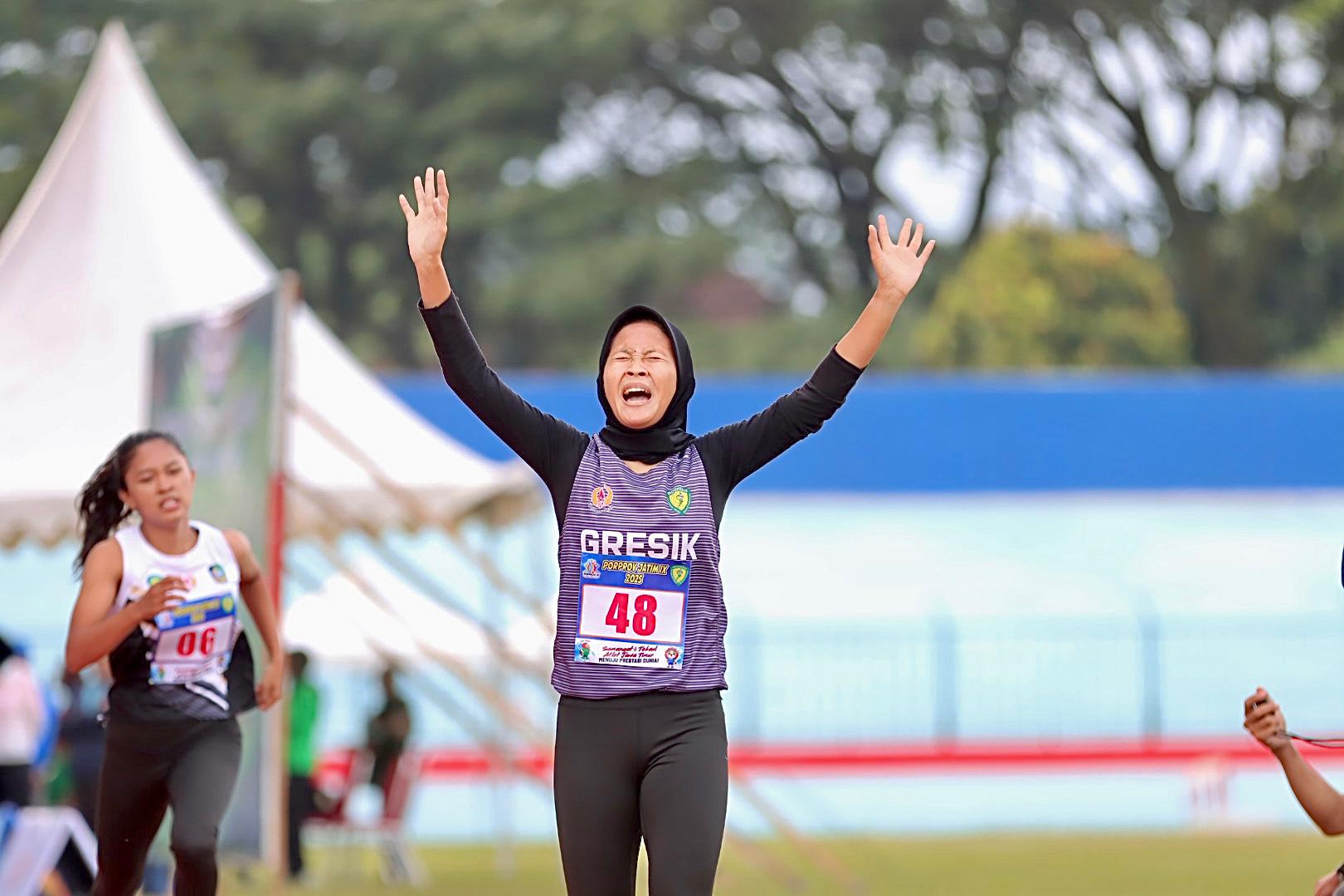 Ardhita Imel Tri Persembahkan Emas untuk Gresik di Nomor 800 Meter Putri Porprov IX Jatim