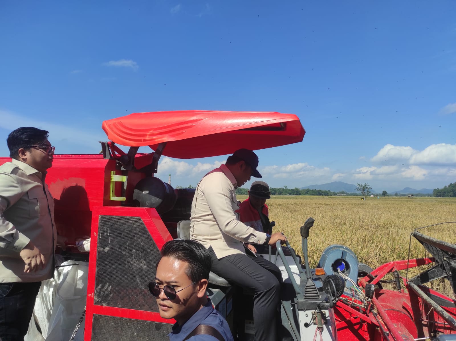 Wamentan RI dan Bupati Jember Muhammad Fawait Panen Padi Bersama di Jember Jawa Timur