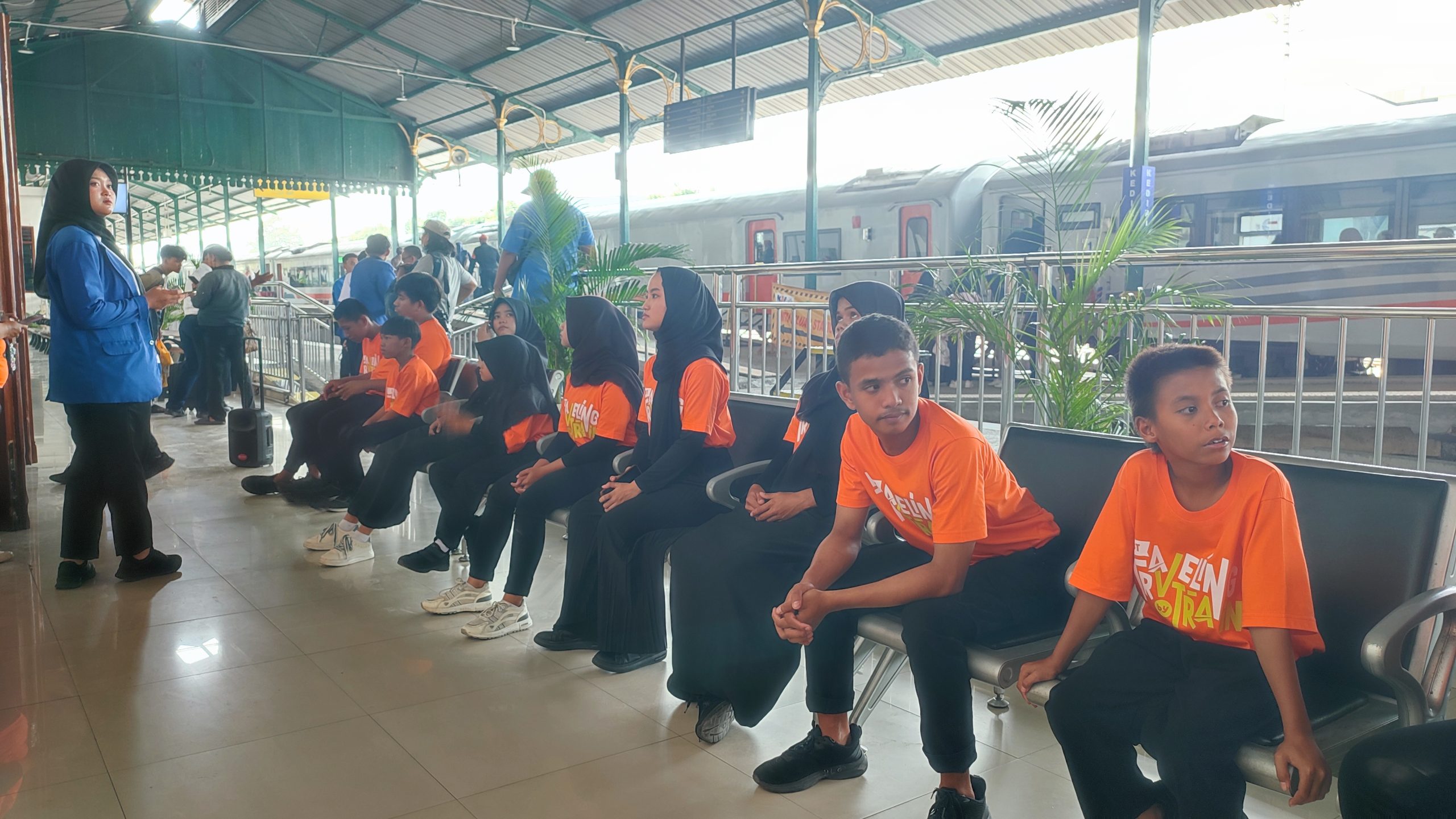 Naik Kereta Gratis, Anak-anak Disabilitas Rayakan Hari Anak di Stasiun Kediri