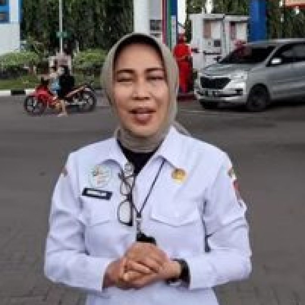 RSD Balung Peduli Warga Antri BBM, Dirut RSD Balung dan BKPSDM Bagikan Makanan dan Minuman di SPBU