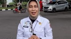 RSD Balung Peduli Warga Antri BBM, Dirut RSD Balung dan BKPSDM Bagikan Makanan dan Minuman di SPBU