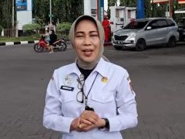 RSD Balung Peduli Warga Antri BBM, Dirut RSD Balung dan BKPSDM Bagikan Makanan dan Minuman di SPBU
