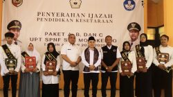 Bupati  Gus Barra Serahkan 173 Ijazah Kesetaraan Binaan UPT SKB Mojokerto 