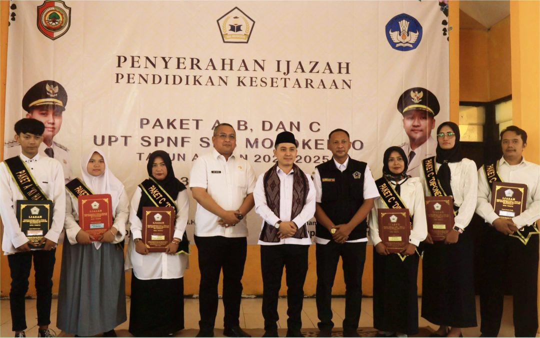 Bupati  Gus Barra Serahkan 173 Ijazah Kesetaraan Binaan UPT SKB Mojokerto 
