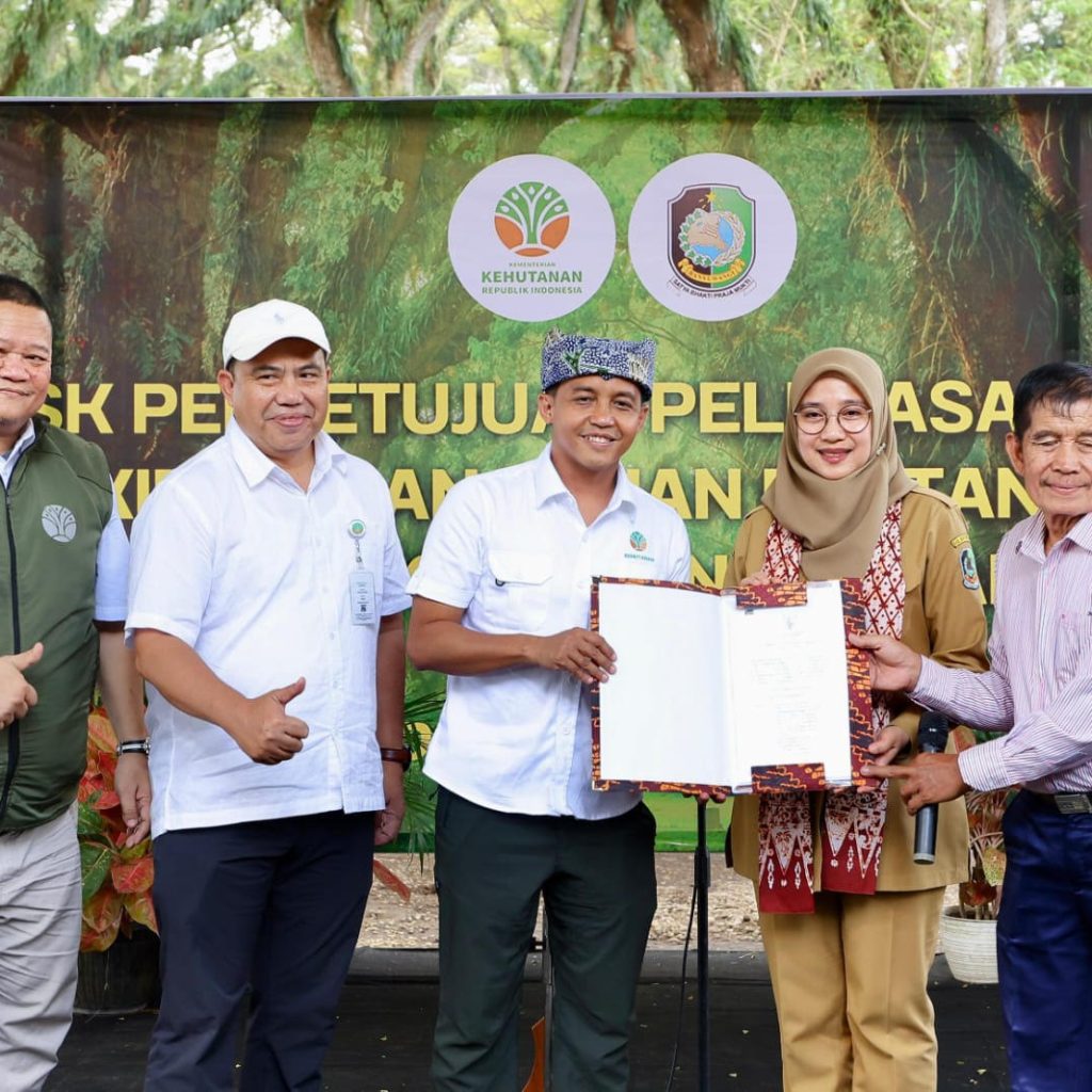 Menteri Kehutanan Serahkan SK Pelepasan 152 Hektare Kawasan Hutan untuk Warga Pancer Banyuwangi