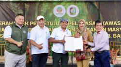 Menteri Kehutanan Serahkan SK Pelepasan 152 Hektare Kawasan Hutan untuk Warga Pancer Banyuwangi