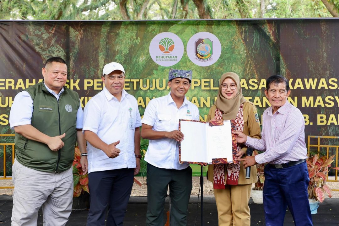 Menteri Kehutanan Serahkan SK Pelepasan 152 Hektare Kawasan Hutan untuk Warga Pancer Banyuwangi
