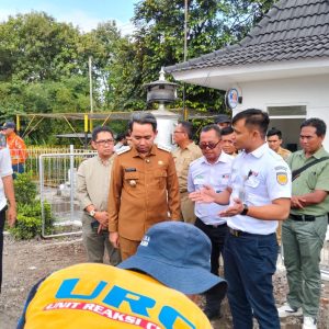 Bupati Jember Fawait Mendadak Inspeksi Perlintasan KAI Pecoro Rambipuji Bupati Jember Fawait Mendadak Inspeksi Perlintasan KAI Pecoro Rambipuji