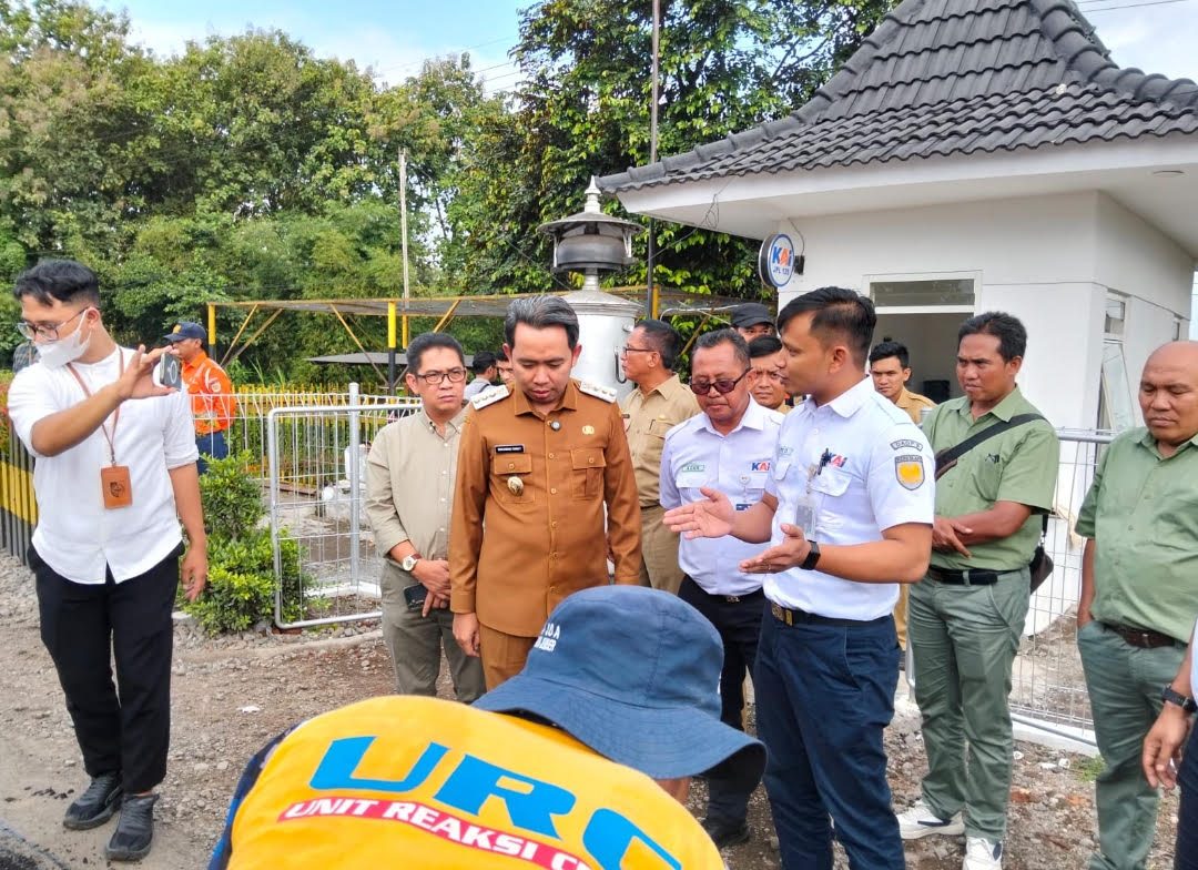 Bupati Jember Fawait Mendadak Inspeksi Perlintasan KAI Pecoro Rambipuji