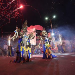Apeksi Nite Carnival 2025 Tampilkan Romansa Panji Sekartaji, Gudang Garam Ajak Jaga Warisan Budaya Apeksi Nite Carnival 2025 Tampilkan Romansa Panji Sekartaji, Gudang Garam Ajak Jaga Warisan Budaya