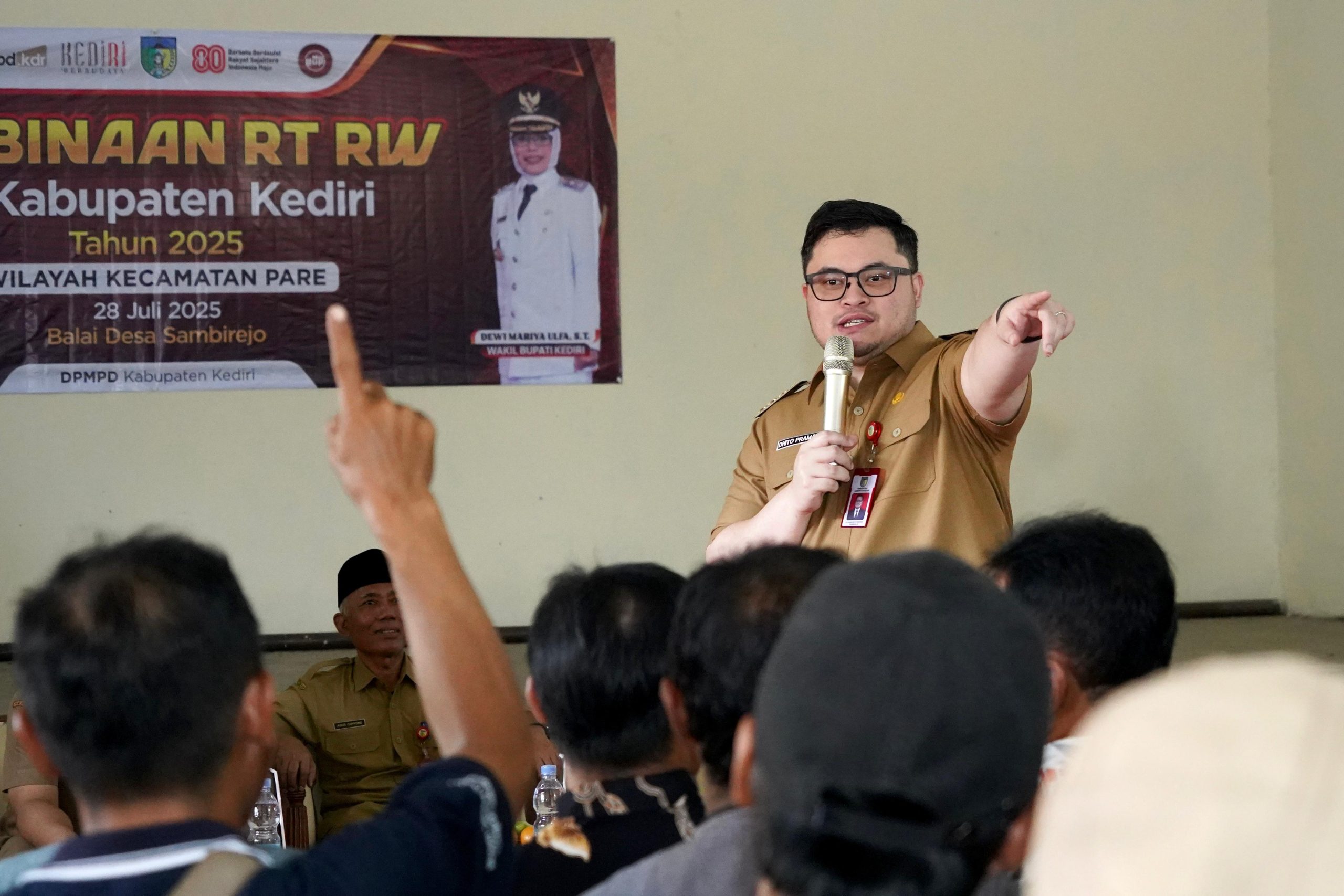Tangani Persoalan Warga, Mas Dhito Minta Ketua RT/RW Lebih Peka