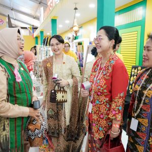Kenakan Wastra Khas Kediri, Mbak Cicha Tampil Anggun di Puncak HUT Dekranas