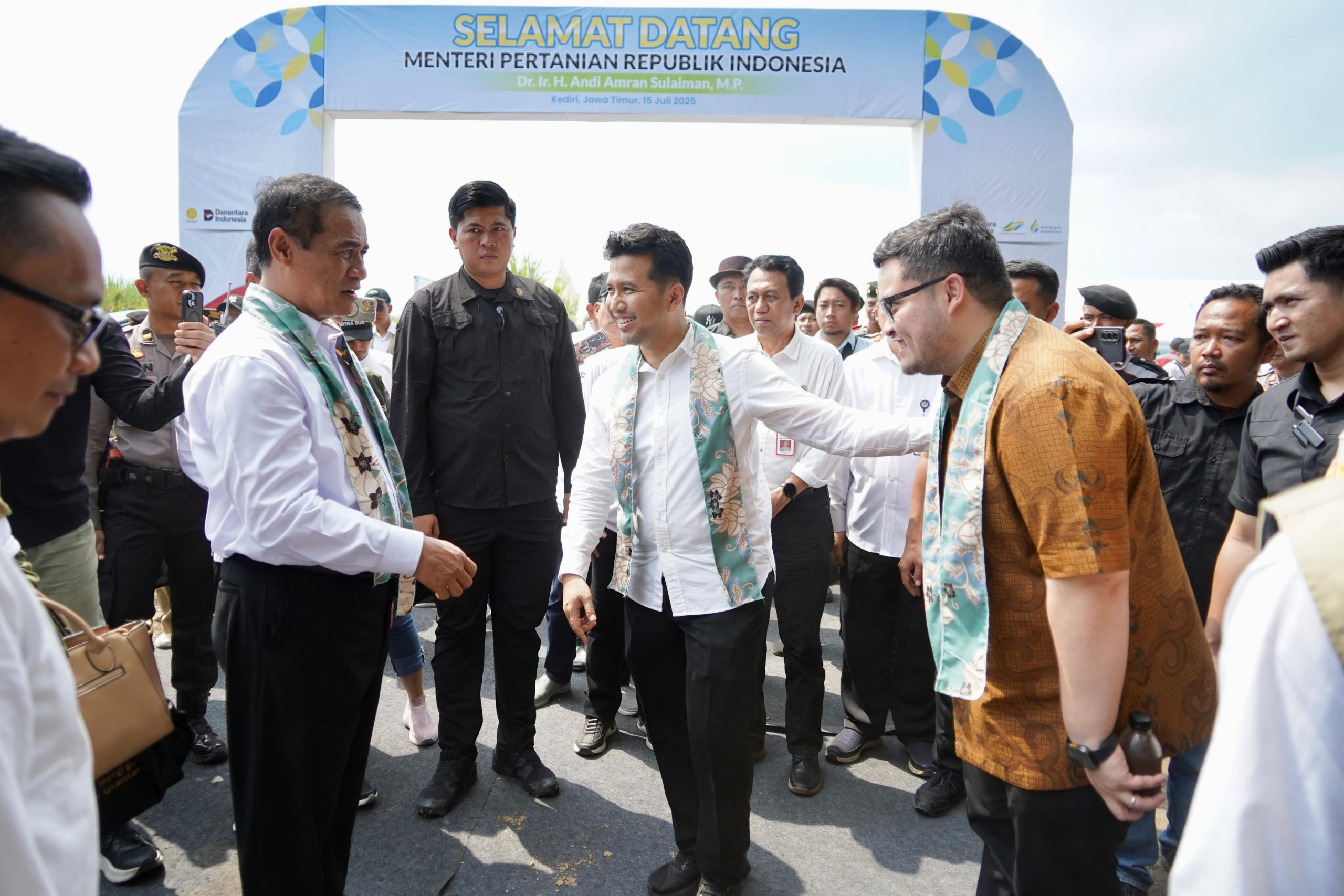 Tingkatkan Produksi Tebu, Mas Dhito Kawal Ketersediaan Pupuk Petani