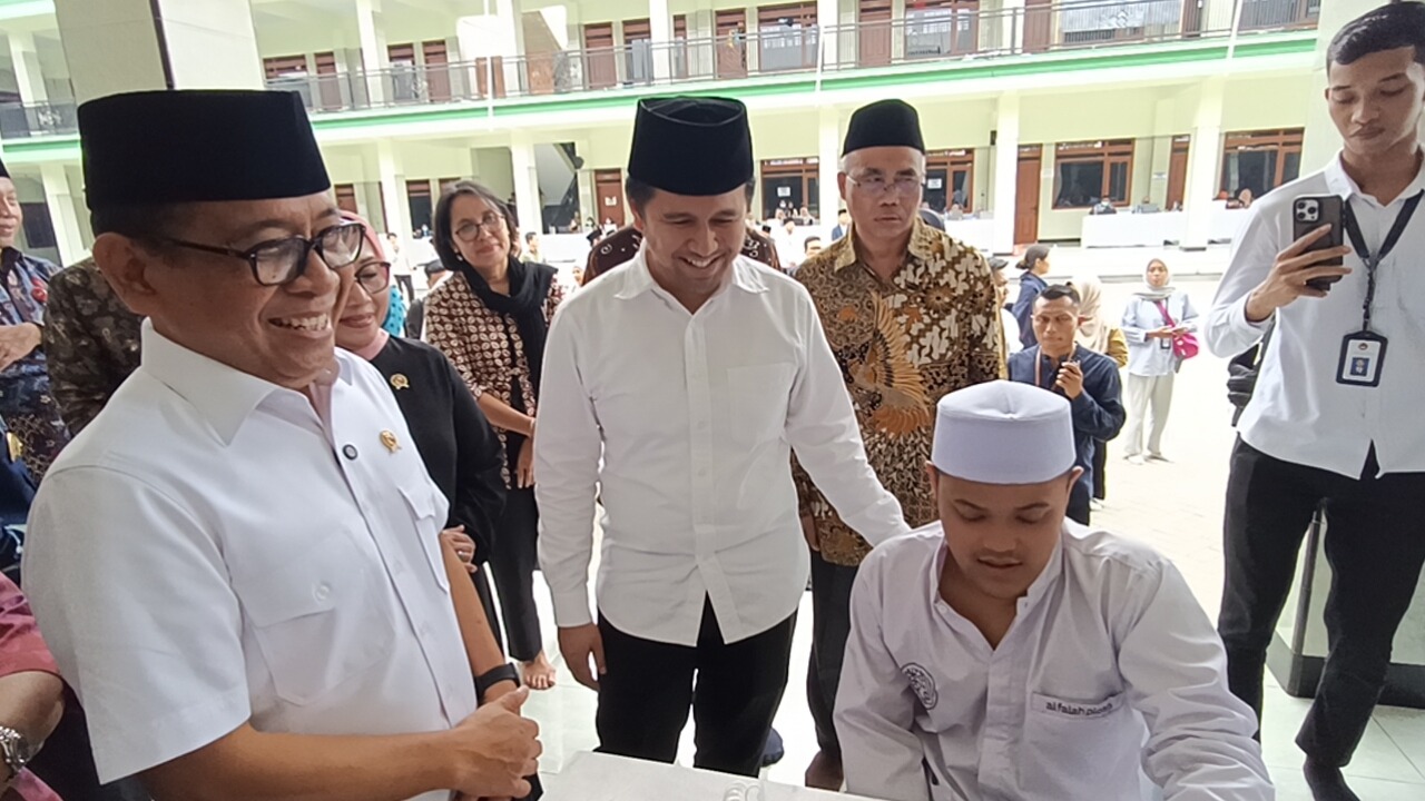 Menko PMK Kunjungi Ponpes Al Falah Kediri, Pantau Program Pemeriksaan Kesehatan Santri