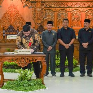 Ketuk Palu, Pemkab dan DPRD Kediri Sepakati Perubahan APBD 2025 Ketuk Palu, Pemkab dan DPRD Kediri Sepakati Perubahan APBD 2025