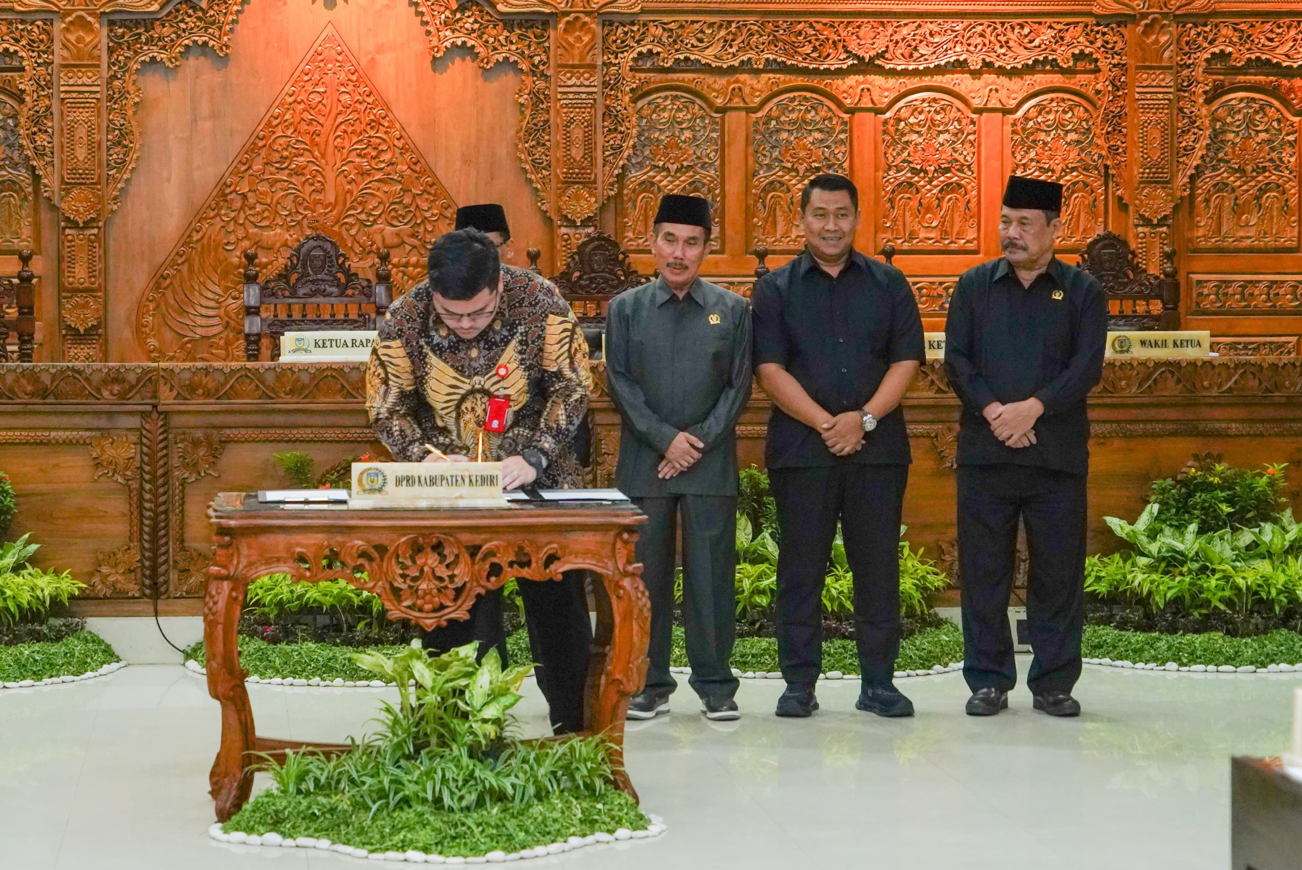 Ketuk Palu, Pemkab dan DPRD Kediri Sepakati Perubahan APBD 2025